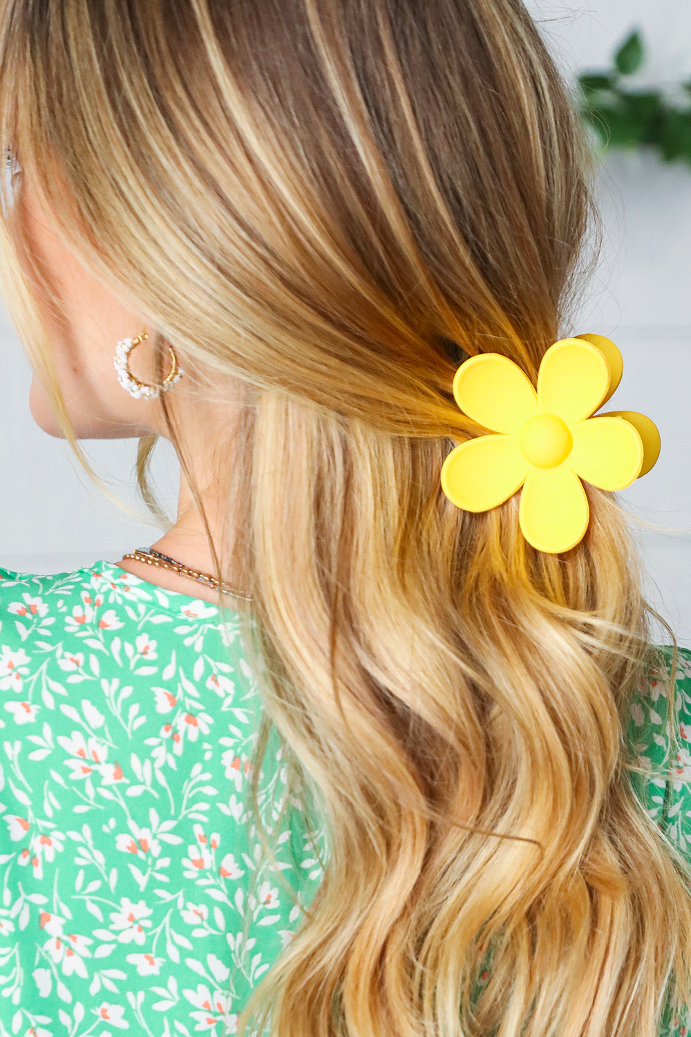 Canary Oversize Matte Flower Hair Claw